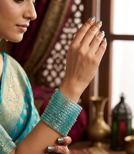 Ensemble de bracelets en verre brillant coloré de qualité export, style goutte de pluie, pour festivals et soirées, à vendre - Product Image 1