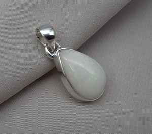Pendentif en opale blanche naturelle en forme de poire, argent sterling 925, bijou artisanal en cabochon - Product Image 2