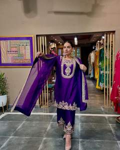 Traje indio de seda suave con bordados intrincados e hilos de lentejuelas para bodas y festivales. - Product Image 1