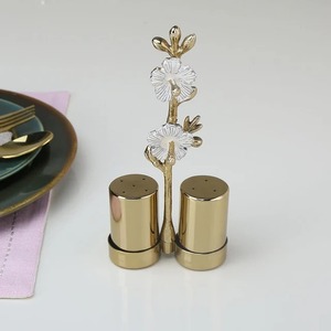Ensemble élégant et luxueux de salières et poivrières en métal pour la maison, les restaurants et les hôtels - Product Image 3