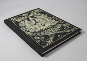 Carnet à couverture rigide noire en Lokta, imprimé avec une ancienne peinture de Bouddha en méditation dans une forêt - Product Image 2