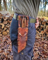 Couteaux vikings légendaires forgés dans un artisanat traditionnel : couteaux uniques faits à la main avec des fourreaux en cuir artistiques.