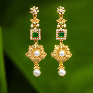 ต่างหูดอกไม้โลหะผสมชุบทองด้วยหินสี่เหลี่ยมและไข่มุก - Product Image 3