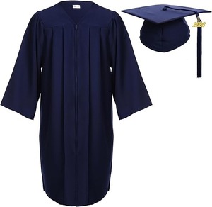 Conjunto de Toga, Birrete y Borla de Graduación de Alta Calidad en Poliéster Mate Clásico, Origen Importado - Product Image 3