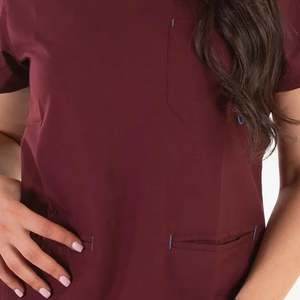 STITCH LAB Blouse médicale unisexe bordeaux à manches courtes, col en V, poches, uniforme d'hôpital, tissu tissé respirant et extensible - Product Image 3
