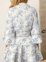 Robe Courte Fleurie Bleue Grande Taille pour Femme, Col Boutonné, Ceinturée, Volants Superposés, Style Vacances, Vente en Gros Personnalisée