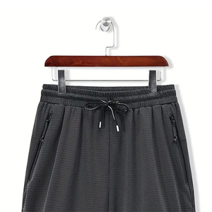 Shorts de sport pour homme en maille unie noire, coupe ample, longueur genou, pour l'été, jogging, course à pied, avec poche zippée, respirant - Product Image 3