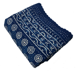 Couette traditionnelle en coton Kantha du Rajasthan, motif floral bleu, cousue à la main, écologique, pliée, décoration d'intérieur, toutes saisons - Product Image 1