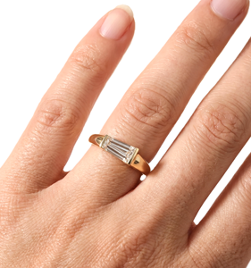 Anillo de Boda y Aniversario con Diamante Cultivado en Laboratorio, Corte Baguette Cónico, Claridad DEF VS VVS, Certificado IGI, Oro Sólido de 10K, 14K o 18K - Product Image 5