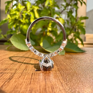 Anillo de compromiso de diamante negro talla marquesa cultivado en laboratorio con halo oculto y banda de diamantes inspirada en hojas en oro blanco - Product Image 5