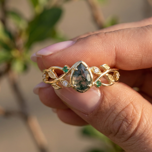 Anillo de compromiso personalizado con gema verde de inclusión, alternativa a la perla, joyería de oro negro, pieza llamativa - Product Image 1