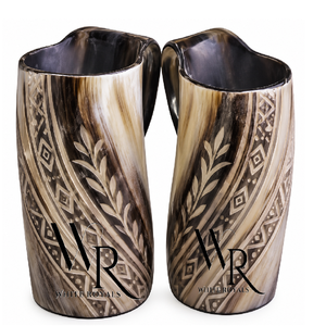 Lot de deux mugs en corne rayés faits à la main, vaisselle vintage pour servir la bière, idéal pour offrir, en gros chez White Royals - Product Image 1