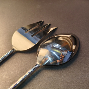 Ensemble de service à salade contemporain en 2 pièces avec texture martelée, poignées extra-longues et fines, finition chromée polie - Product Image 6