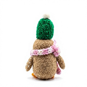 Ensemble de décorations de Noël premium traditionnelles en tricot écologiques, 3 pingouins verts avec chapeaux et écharpes roses, faits à la main pour l'intérieur - Product Image 4