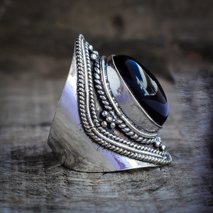 Bague Classique pour Femme en Argent avec Onyx Noir, Large Bande et Sertissage Clos, Idéale pour Mariages et Anniversaires - Product Image 3