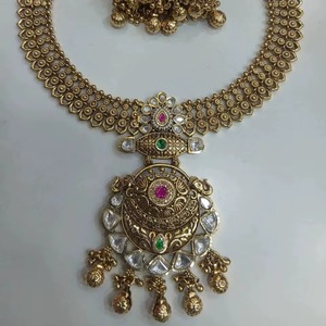 Collier de temple plaqué or antique de qualité supérieure et élégant avec boucles d'oreilles Jhumka assorties pour femmes, disponible à la vente - Product Image 1