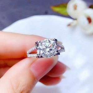 Anillo Solitario de Moissanita Redonda Brillante de 1 Quilate con Vástago Dividido para Unisex, Plata 925, Joyería Fina para Uso Diario, Para Amigos - Product Image 1