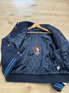 Chaqueta Varsity Personalizable de Alta Gama para Hombre, Material de Lona, Cuello Alto, Diferentes Tallas para Invierno, Estilo Urbano - Product Image 3