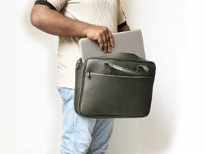 Sac à bandoulière moderne en cuir pour ordinateur portable avec design personnalisable en cuir véritable durable, grande capacité, imperméable, style multi-poches - Product Image 4