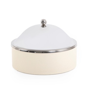 Casserole traditionnelle avec un design classique et un matériau en acier inoxydable de qualité supérieure pour garder les aliments au chaud et frais pendant des heures - Product Image 3