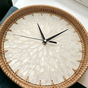 Horloge murale ronde en rotin et nacre pour salon et chambre à coucher, ajoute une touche naturelle et élégante à la décoration intérieure, provenant d'Inde. - Product Image 4