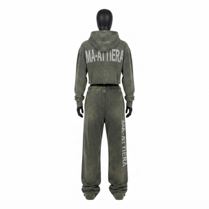 Ensemble survêtement décontracté pour femme : sweat à capuche court zippé et pantalon large vert olive avec détails en strass - Product Image 3