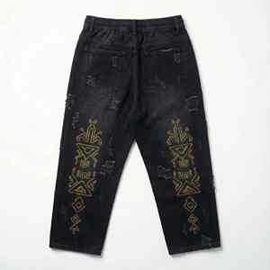 Démarquez-vous avec nos motifs de broderie personnalisés et notre tissu haute performance durable utilisé sur chaque pantalon en jean brodé. - Product Image 1