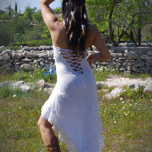 Robe longue bohème tendance 2026 en dentelle blanche avec dos croisé, idéale pour les soirées et festivals, vêtements de fête pour femmes - Product Image 1