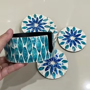 Juego de Posavasos Modernos de MDF con Diseño de Mosaico de Madreperla en Forma de Flor, Hechos a Mano, 9 cm de Diámetro, 3 mm de Grosor, REHMAN CRAFT, Uttar Pradesh - Product Image 3