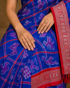 Sari Khandua Premium en coton bleu roi et rouge avec motifs traditionnels violets et roses, bordure géométrique, tenue ethnique indienne - Product Image 3