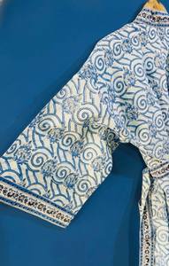 Kimono de algodón azul con estampado a mano, bata nupcial, regalo de boda, elegante ropa de estar para mujer - Product Image 5