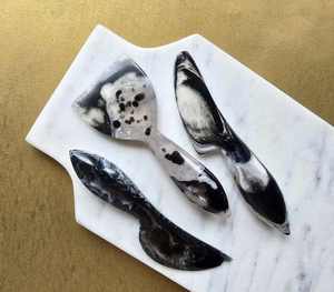 Juego de cuchillos para queso de resina de moda, cortador de mantequilla de acero inoxidable ecológico, tenedor para frutas, mango de epoxi apto para lavavajillas - Product Image 1