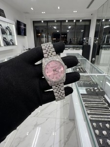 Montre à quartz avec cadran en moissanite rose glacé, bracelet en acier inoxydable, montre-bracelet avec date et jour pour homme - Product Image 1