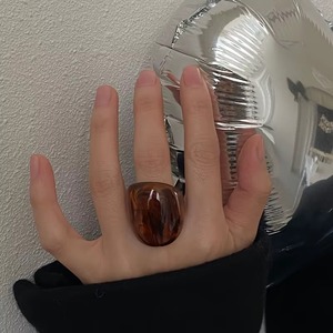 Anillo de Resina Hecho a Mano para Mujer, Accesorio de Moda, Anillo de Acrílico Marrón, Anillo Grueso y Grande - Product Image 1