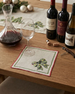 Sous-verre carré en lin vert brodé sur mesure – Réutilisable, durable, lavable en machine pour les fêtes et la décoration intérieure - Product Image 1