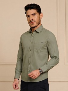 เสื้อเชิ้ตผู้ชายสีเขียวเซจ ผ้าฝ้ายเนื้อเรียบ แขนยาว ปกคอปก ทรงสมาร์ทแคชชวล ระบายอากาศได้ดี เหมาะสำหรับใส่ในฤดูร้อน - Product Image 1