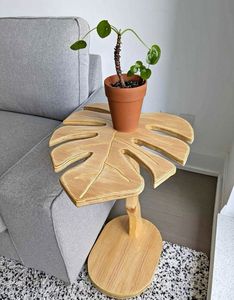 Mesa Auxiliar de Madera con Diseño de Hoja de Monstera, Hecha a Mano, Estilo Tropical, Moderna, para Sala de Estar o Dormitorio - Product Image 1
