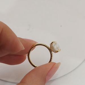 Anillo de Compromiso de Moissanita con Corte Radiante de 5 Quilates, Oro Amarillo, Engaste de Puntas, Estilo Clásico, Anillo Fino para Mujer - Product Image 4