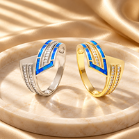 Bague Opale Bleue Ouverte avec un devant angulaire et des rangées d'accentuations en Zircon Cubique Blanc en Argent 925