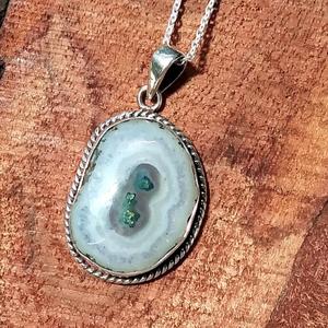 Collier pendentif en quartz solaire naturel, acier inoxydable, fait main, pierre précieuse de quartz solaire, druse, géode, style bohème, forme goutte d'eau - Product Image 3