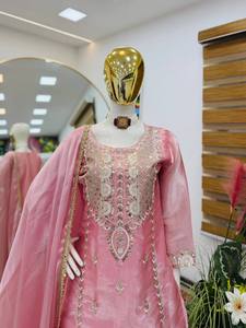 ชุดสตรีแบบดั้งเดิมของอินเดีย ชุดออกงานดีไซน์เนอร์ ชุดปักเลื่อมลายจิมมี่ เสื้อท่อนบนพร้อมกางเกงชาราร่า และผ้าคลุมไหล่ปักลายลูกไม้ - Product Image 1