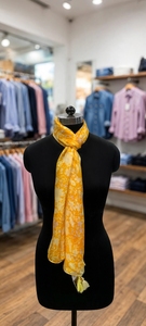 Élégant foulard long en soie 100% pour femme, motif floral, imprimé numérique jaune, accessoire de mode multifonctionnel pour l'été - Product Image 1