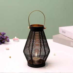 Portavelas de hierro con diseño de malla negra y asa dorada, decoración para el hogar - Product Image 1