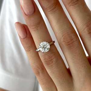 Anillo de Compromiso con Diamante Redondo Brillante de 2.5 Quilates, Corte Catedral, en Oro Blanco, Certificado IGI - Product Image 1
