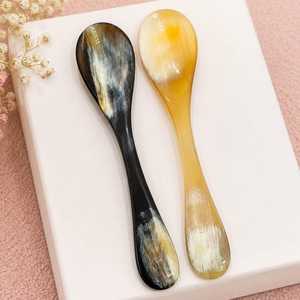 Cuillères en corne de buffle naturelle, fabriquées à la main avec des motifs uniques, finition polie et lisse, qualité durable pour les cuisines. - Product Image 3