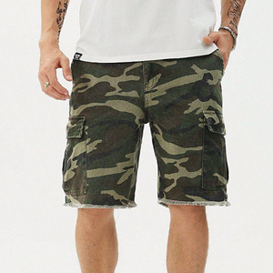 Shorts cargo camouflage - Shorts cargo camouflage robustes avec poches latérales spacieuses et ourlet effiloché pour un look streetwear décontracté et quotidien. - Product Image 1