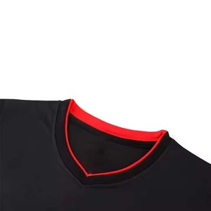 Tenues de football en gros fabriquées à partir de matériaux performants de qualité, offrant des soins faciles, une excellente durabilité et un service OEM en gros. - Product Image 3