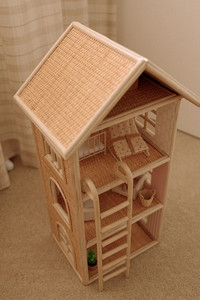 Maison de poupée en rotin de luxe à 3 étages - Maison de jeu tressée à la main, écologique, pour l'apprentissage Montessori - Product Image 5