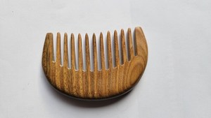 Peigne à cheveux en bois de poirier naturel pour usage domestique, peigne à barbe en bois, peigne anti-poux, design rustique naturel, artisanat durable - Product Image 3