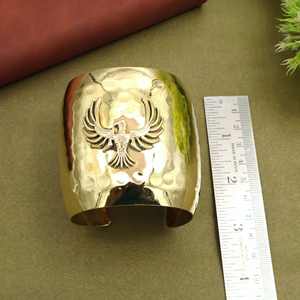 Brazalete Phoenix Dorado Ancho de Latón Martillado, Joyería de Pájaro Mítico, Regalo Bohemio - Product Image 2